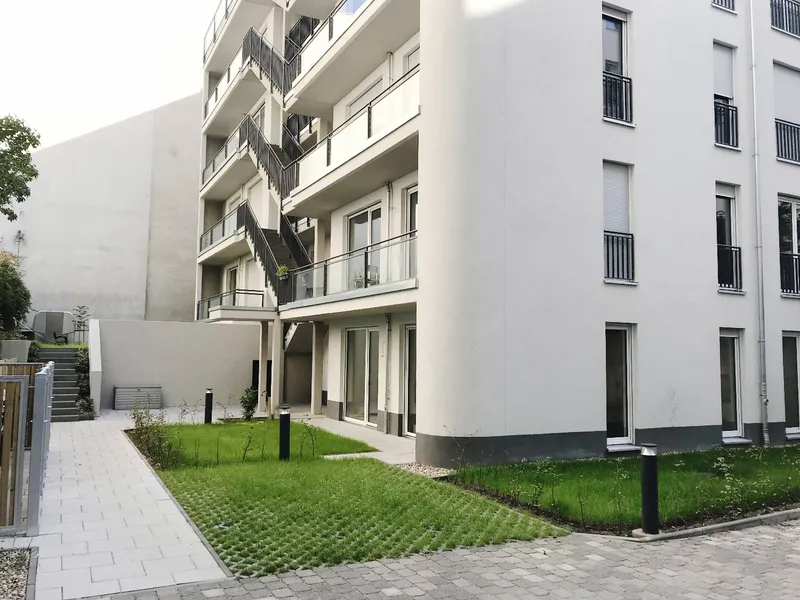 Exklusive 3-Zi.-DG-Wohnung  + 102,50 m² Terrasse !!! EBK, Aufzug — photo 1